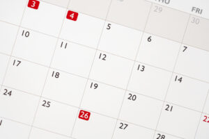 Calendário com datas marcadas em vermelho